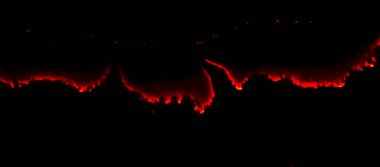 Yanan kağıt, parlayan kağıt kenarı siyah arkaplan üzerinde