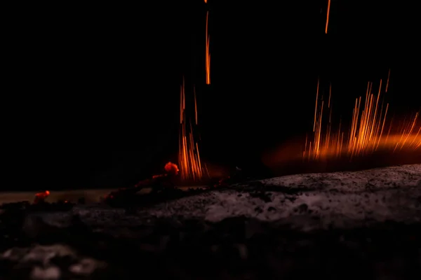 Φωτιά Στο Σκοτάδι Έκρηξη Μαύρη Σκόνη — Φωτογραφία Αρχείου