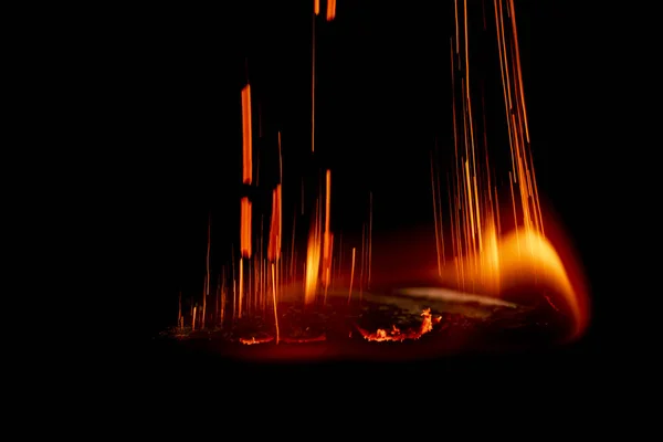 火在黑暗中 爆炸黑火药 — 图库照片