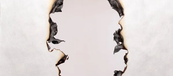 Kertas Terbakar Tepi Bercahaya Kertas Pada Latar Belakang Putih — Stok Foto
