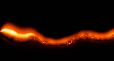 Yanan kağıt, parlayan kağıt kenarı siyah arkaplan üzerinde