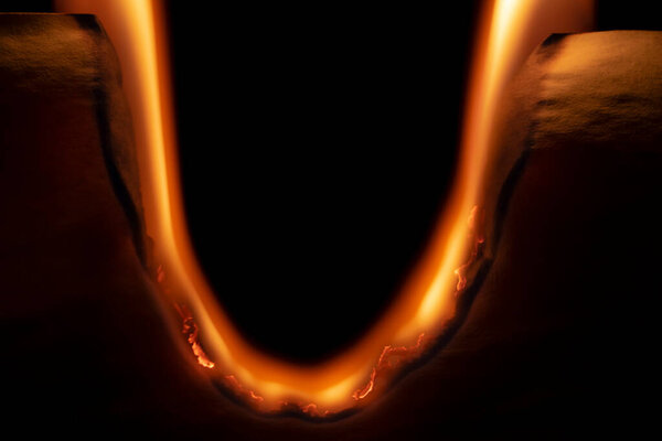 горящая бумага, светящийся край бумаги на черном фоне