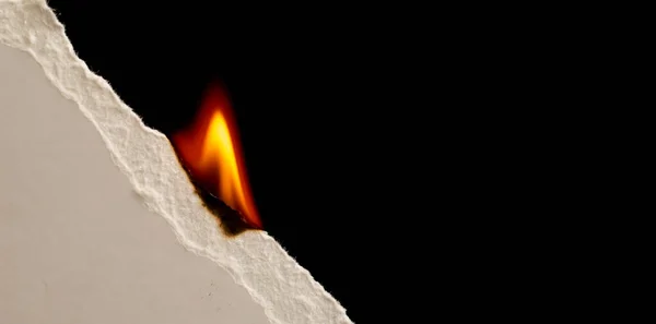 Белый Лист Бумаги Огнем — стоковое фото