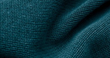 Delikli eski yün kazak