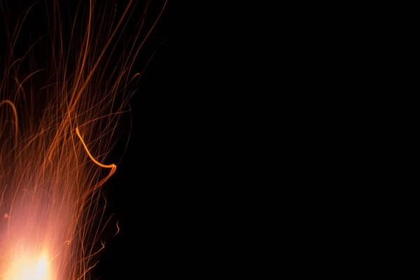 Φωτιά Στο Σκοτάδι Φωτεινές Γραμμές Σπινθήρων Έκρηξη Μαύρη Σκόνη — Φωτογραφία Αρχείου