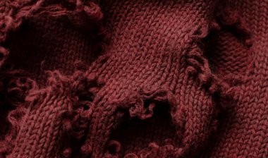 Delikli eski yün kazak