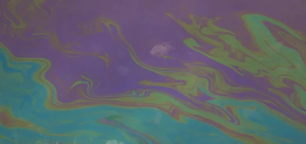 水面上汽油油彩斑斑 色彩斑斓 — 图库照片