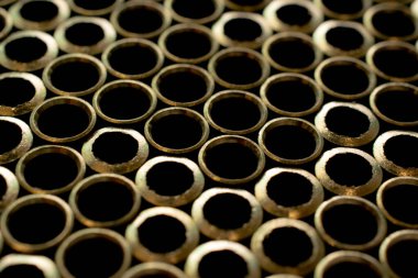 Bal peteğine yerleştirilmiş tüpler..