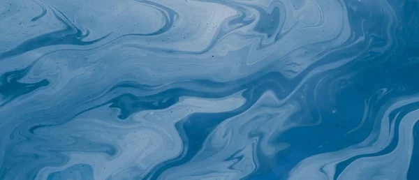 Barwione Plamy Oleju Benzynowego Wodzie Opalizujące — Zdjęcie stockowe