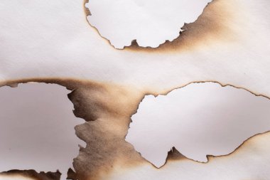 Yanan kağıt, beyaz arkaplanda parlayan kağıt kenarı