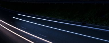 Gece arabaların ışıkları. uzun pozlama