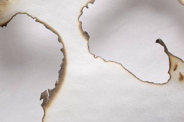 Yanan kağıt, beyaz arkaplanda parlayan kağıt kenarı