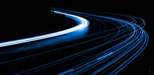 Gece lambaları. Geceleri hareket halindeki arabaların ışıkları. uzun pozlama