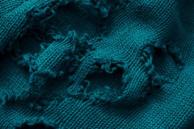 Delikli eski yün kazak