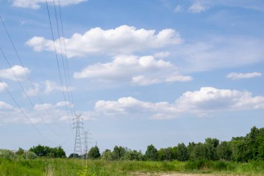 Açık bir günde yüksek voltajlı elektrik hatları