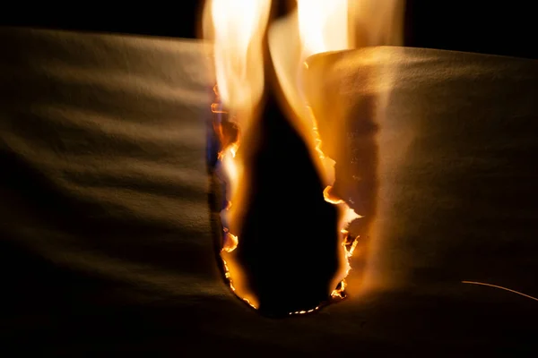 燃烧的纸 在黑色背景上发光的纸边缘 — 图库照片
