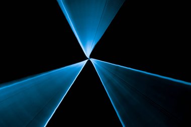 Sallanan ve kıvrılan ışık çizgileri