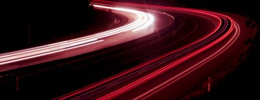 Gece lambaları. Geceleri hareket halindeki arabaların ışıkları. uzun pozlama