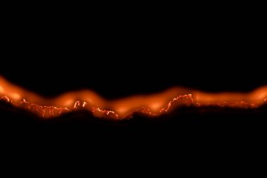 Yanan kağıt, parlayan kağıt kenarı siyah arkaplan üzerinde