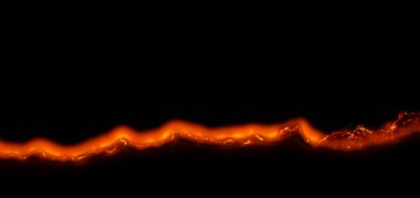 Yanan kağıt, parlayan kağıt kenarı siyah arkaplan üzerinde