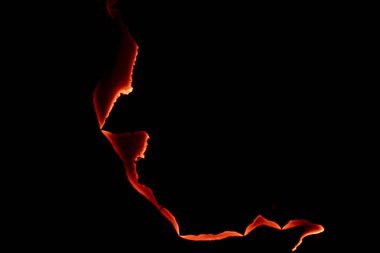 Yanan kağıt, parlayan kağıt kenarı siyah arkaplan üzerinde