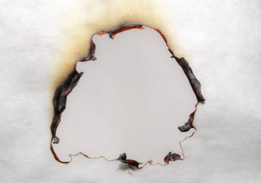 Yanan kağıt, beyaz arkaplanda parlayan kağıt kenarı