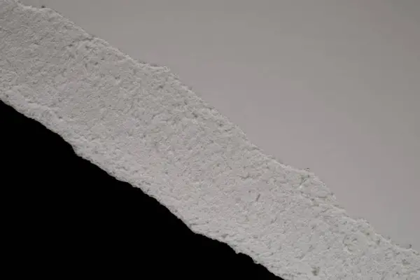 Papier Mit Weißem Rand Weißer Blanko Zettel Auf Kritisierter Pinnwand — Stockfoto