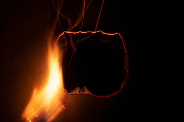 Kertas Terbakar Tepi Bercahaya Kertas Pada Latar Belakang Hitam Stok Foto Bebas Royalti