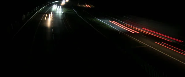 夜の車のライト 長時間露光や光線 — ストック写真