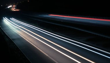 Gece arabaların ışıkları. uzun pozlama, ışık çizgileri