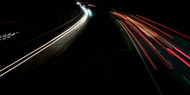 Gece arabaların ışıkları. uzun pozlama, ışık çizgileri