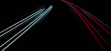 Gece arabaların ışıkları. uzun pozlama, ışık çizgileri