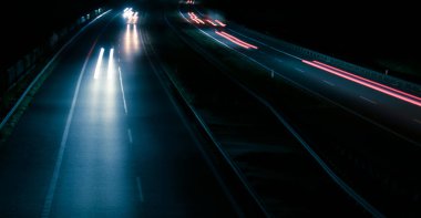 Gece arabaların ışıkları. uzun pozlama, ışık çizgileri