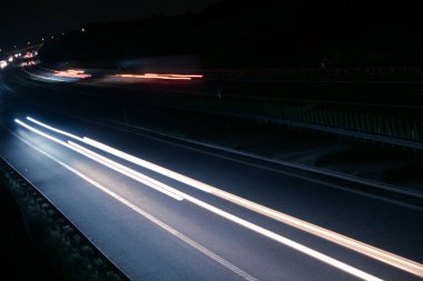 Gece arabaların ışıkları. uzun pozlama, ışık çizgileri