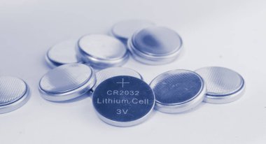 Beyaz arka planda lityum piller. Lityum hücre, değerli metal element lityum