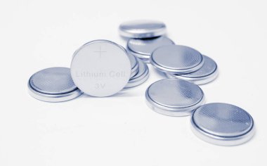 Beyaz arka planda lityum piller. Lityum hücre, değerli metal element lityum