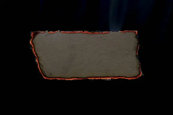 Yanan kağıt, parlayan kağıt kenarı siyah arkaplan üzerinde