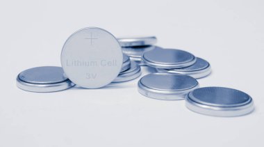 Beyaz arka planda lityum piller. Lityum hücre, değerli metal element lityum