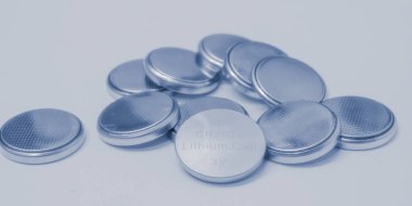 Beyaz arka planda lityum piller. Lityum hücre, değerli metal element lityum