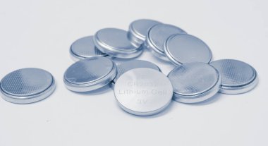 Beyaz arka planda lityum piller. Lityum hücre, değerli metal element lityum