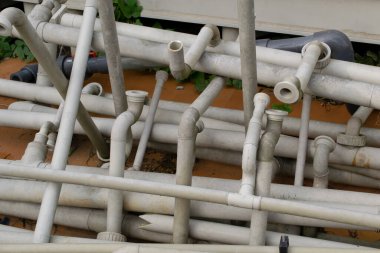 Plastik borular bükülmüş, dağınık