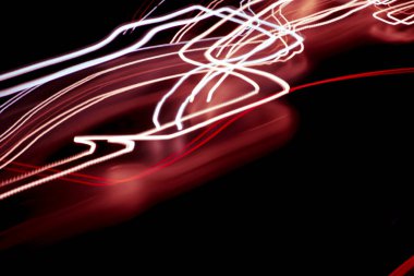 Gece lambaları. Geceleri hareket halindeki arabaların ışıkları. uzun pozlama