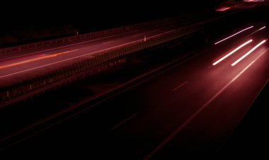 Gece arabaların ışıkları. uzun pozlama, ışık çizgileri