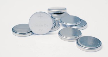 Beyaz arka planda lityum piller. Lityum hücre, değerli metal element lityum