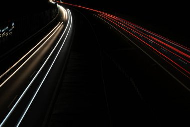 Gece arabaların ışıkları. uzun pozlama, ışık çizgileri