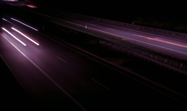 Gece arabaların ışıkları. uzun pozlama, ışık çizgileri