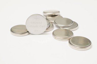 Beyaz arka planda lityum piller. Lityum hücre, değerli metal element lityum