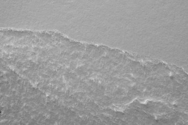 Siyah zemin üzerinde yırtık beyaz bir kağıt tabakasının kenarı, kara delik