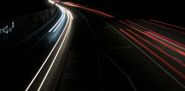 Gece arabaların ışıkları. uzun pozlama, ışık çizgileri