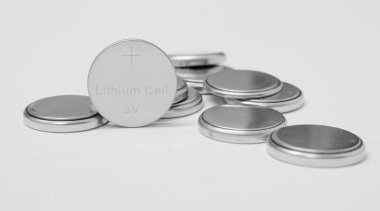 Beyaz arka planda lityum piller. Lityum hücre, değerli metal element lityum